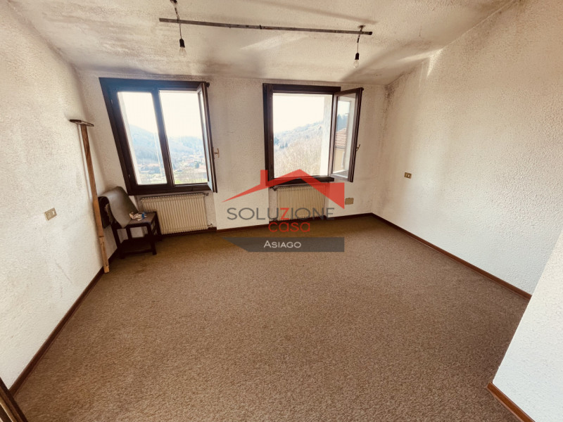 Scopri questa porzione di casa terracielo da ristrutturare situata in Contrada Ciscati, nel comun...