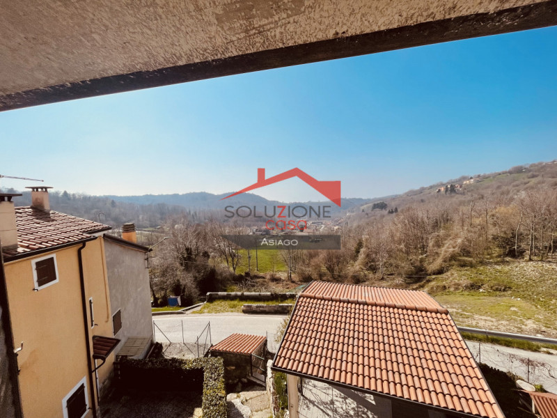 Scopri questa porzione di casa terracielo da ristrutturare situata in Contrada Ciscati, nel comun...