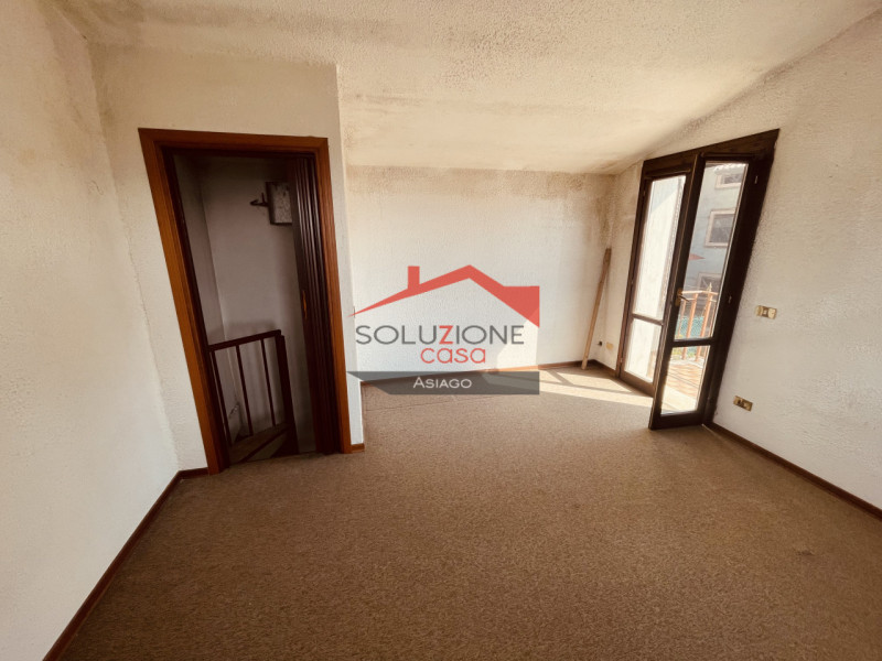 Scopri questa porzione di casa terracielo da ristrutturare situata in Contrada Ciscati, nel comun...