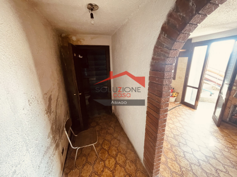 Scopri questa porzione di casa terracielo da ristrutturare situata in Contrada Ciscati, nel comun...