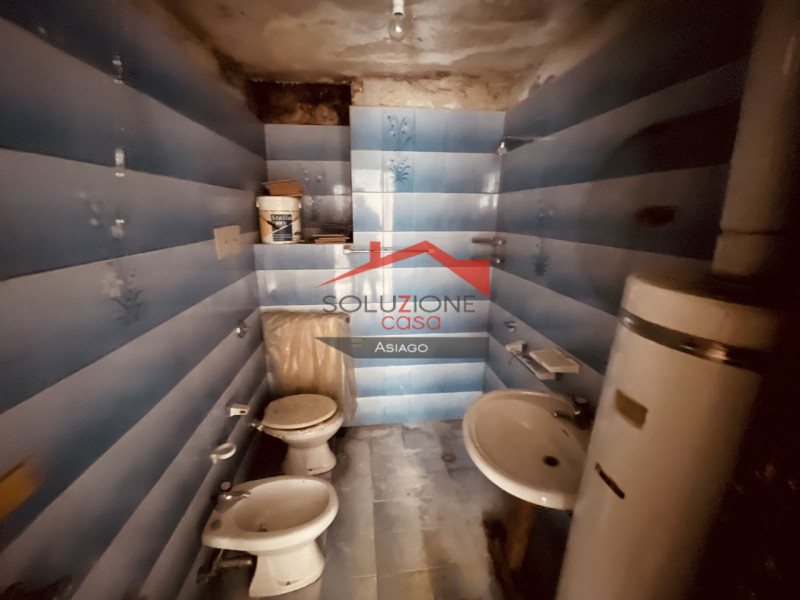 Scopri questa porzione di casa terracielo da ristrutturare situata in Contrada Ciscati, nel comun...