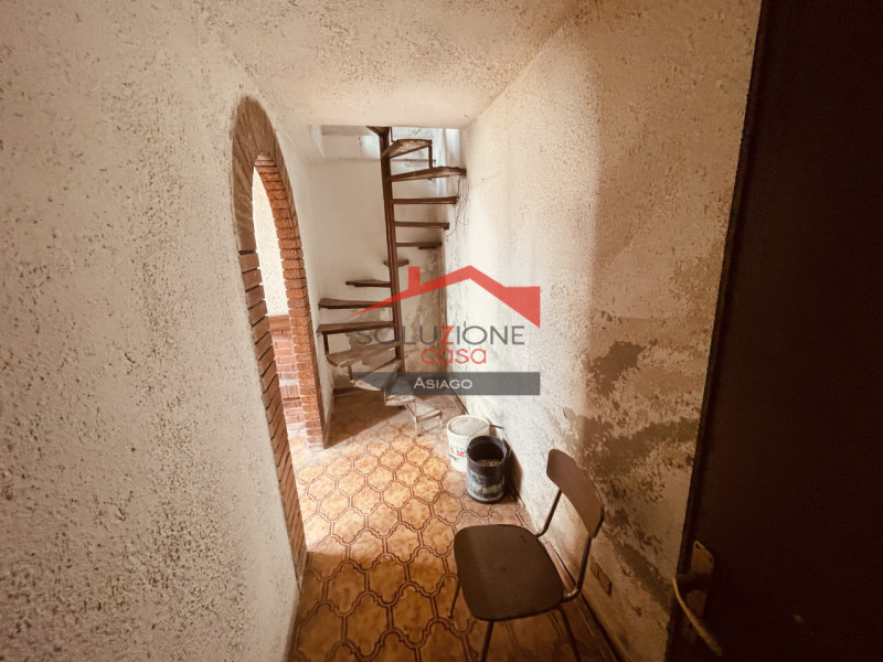 Scopri questa porzione di casa terracielo da ristrutturare situata in Contrada Ciscati, nel comun...