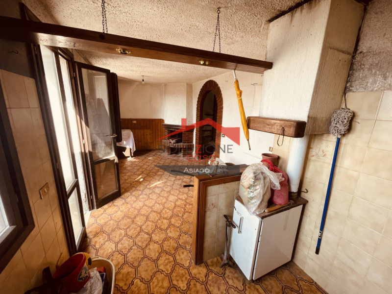 Scopri questa porzione di casa terracielo da ristrutturare situata in Contrada Ciscati, nel comun...