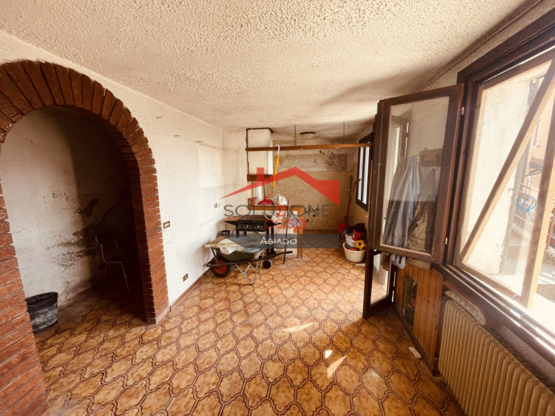 Scopri questa porzione di casa terracielo da ristrutturare situata in Contrada Ciscati, nel comun...