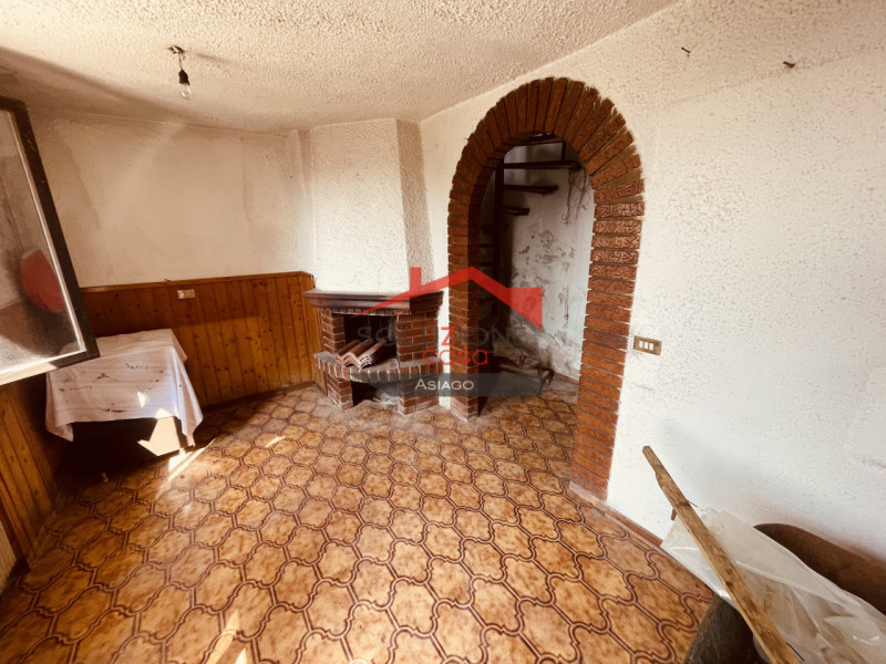 Scopri questa porzione di casa terracielo da ristrutturare situata in Contrada Ciscati, nel comun...