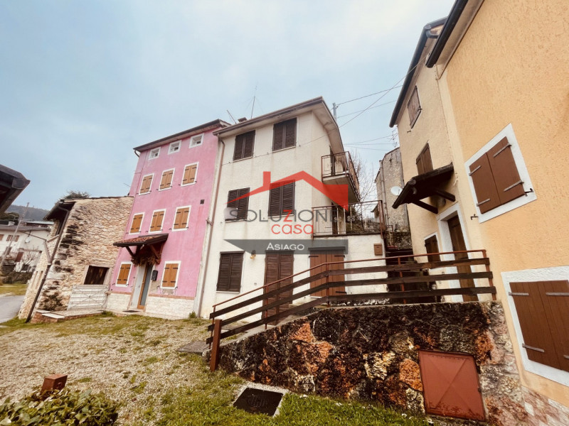 Scopri questa porzione di casa terracielo da ristrutturare situata in Contrada Ciscati, nel comun...