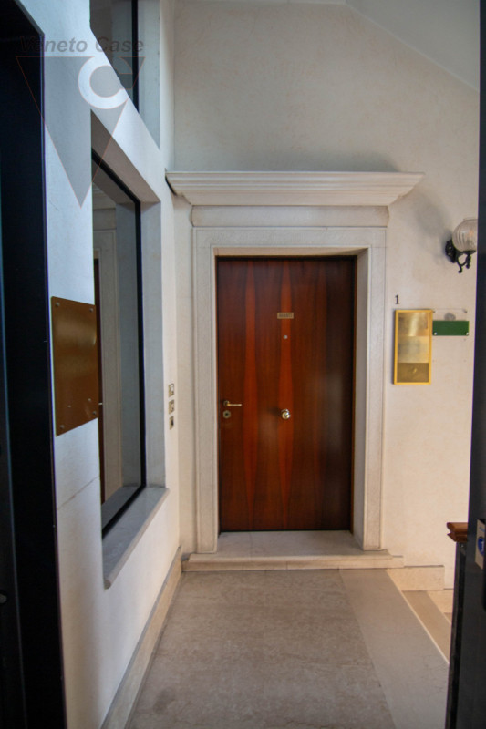 Nel cuore del centro storico di Piove di Sacco, proponiamo in vendita un ufficio/studio di alto p...