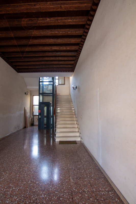 Nel cuore del centro storico di Piove di Sacco, proponiamo in vendita un ufficio/studio di alto p...