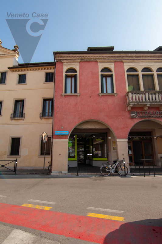 Nel cuore del centro storico di Piove di Sacco, proponiamo in vendita un ufficio/studio di alto p...