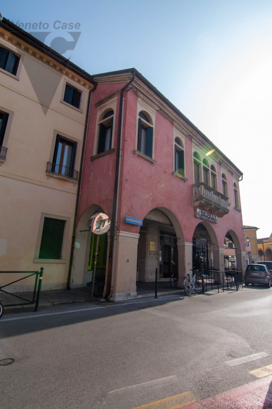 Nel cuore del centro storico di Piove di Sacco, proponiamo in vendita un ufficio/studio di alto p...