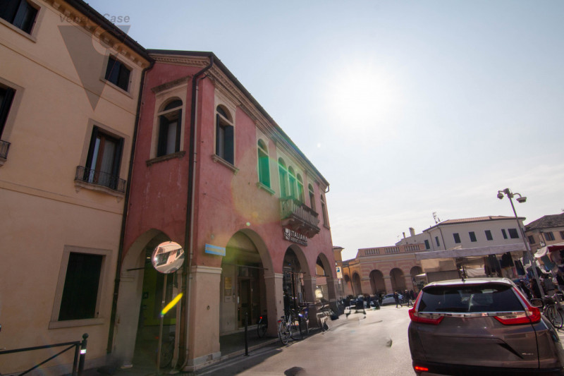 Nel cuore del centro storico di Piove di Sacco, proponiamo in vendita un ufficio/studio di alto p...