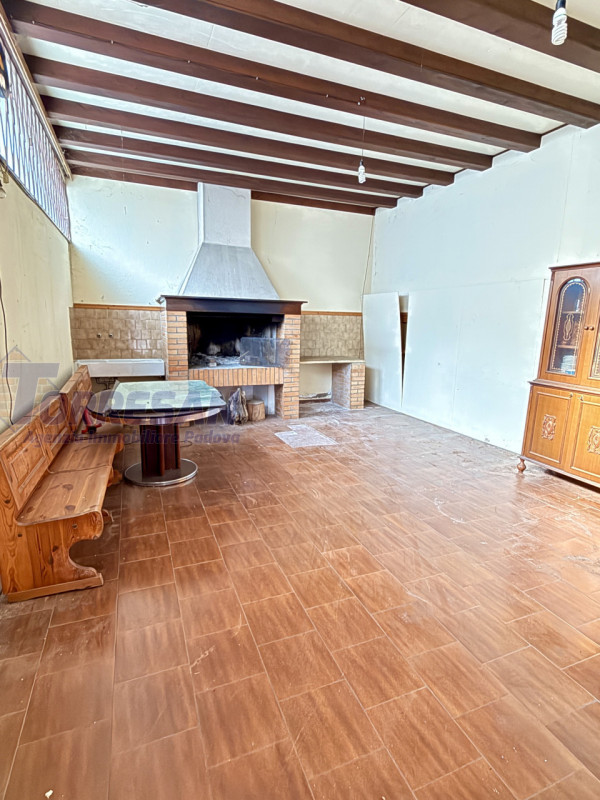 CONSELVE: struttura degli anni 70 dalle ampie dimensioni  , con possibilità di eventuale cambio d...