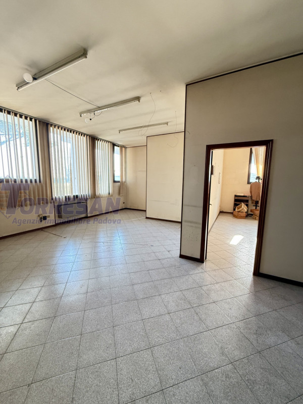 CONSELVE: struttura degli anni 70 dalle ampie dimensioni  , con possibilità di eventuale cambio d...