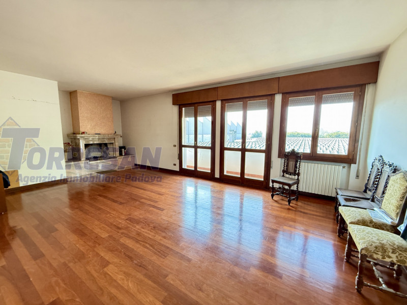 CONSELVE: struttura degli anni 70 dalle ampie dimensioni  , con possibilità di eventuale cambio d...