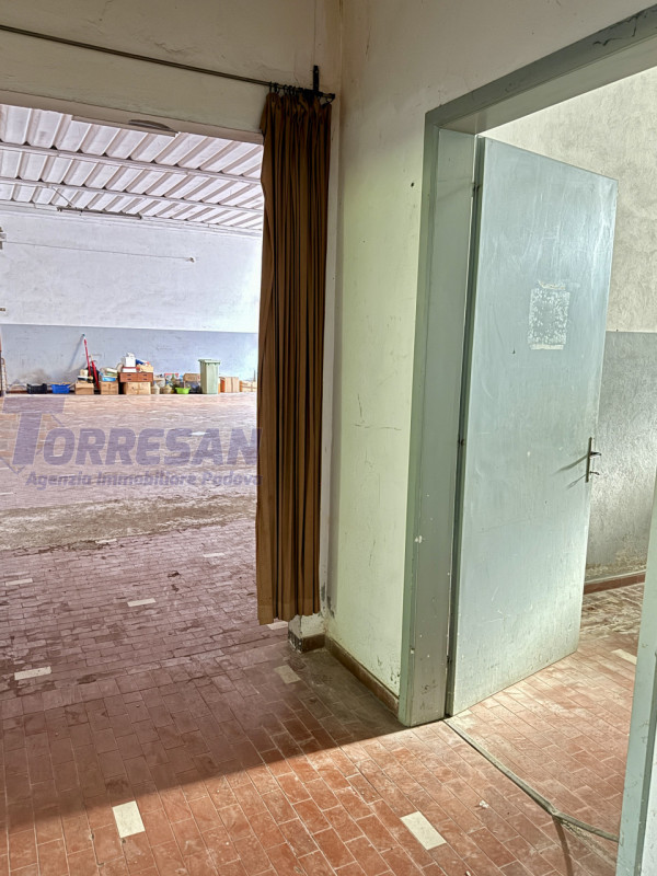 CONSELVE: struttura degli anni 70 dalle ampie dimensioni  , con possibilità di eventuale cambio d...