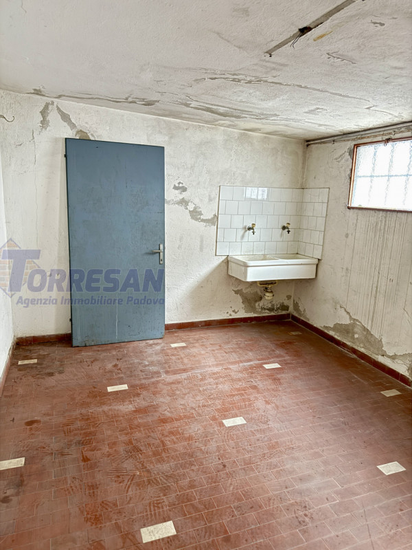 CONSELVE: struttura degli anni 70 dalle ampie dimensioni  , con possibilità di eventuale cambio d...