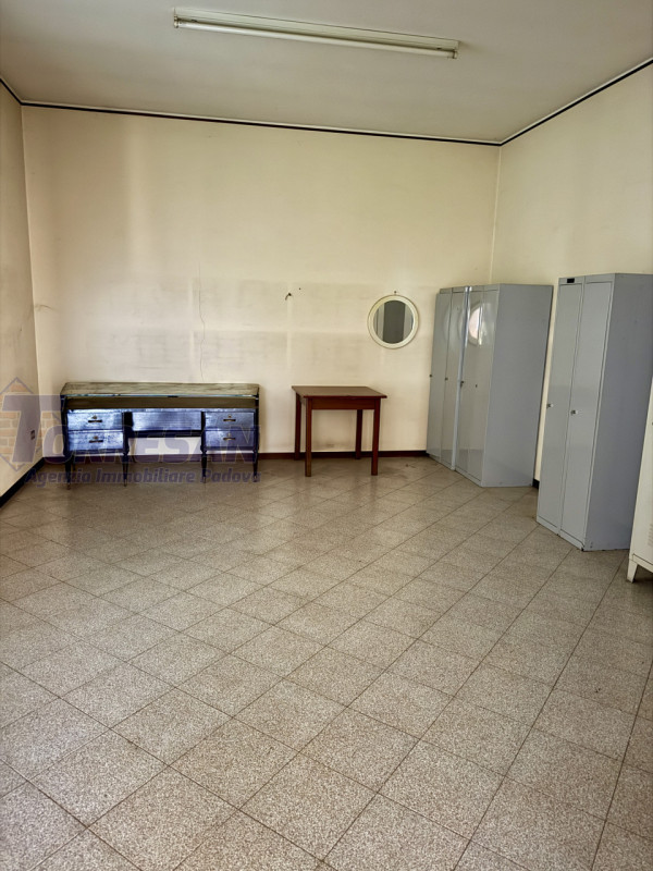 CONSELVE: struttura degli anni 70 dalle ampie dimensioni  , con possibilità di eventuale cambio d...