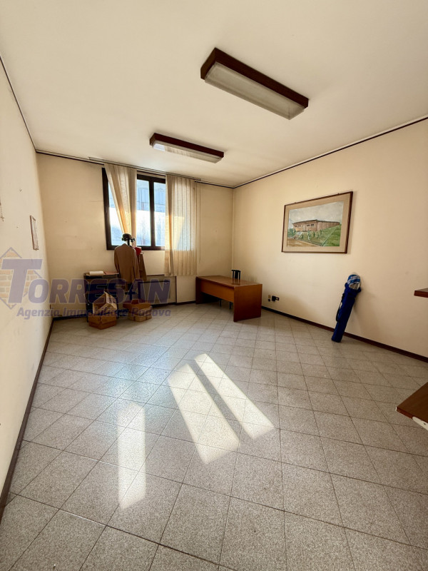 CONSELVE: struttura degli anni 70 dalle ampie dimensioni  , con possibilità di eventuale cambio d...