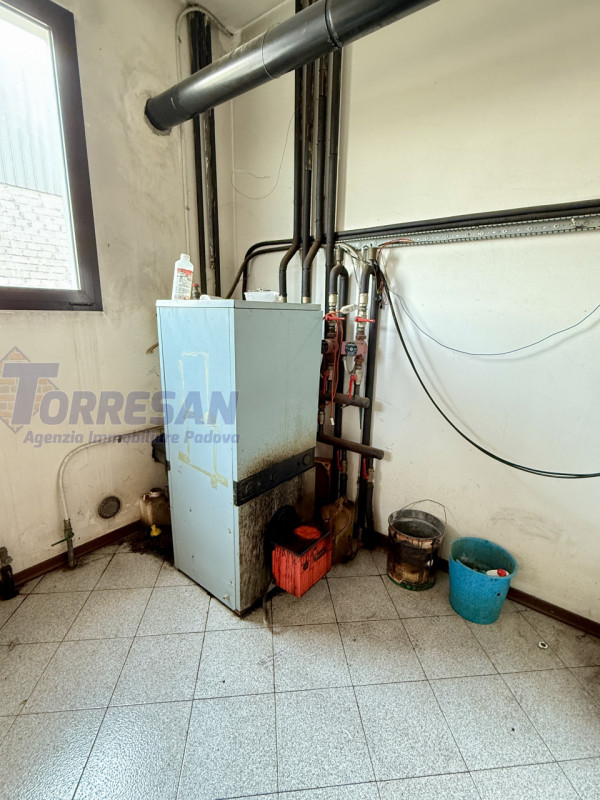 CONSELVE: struttura degli anni 70 dalle ampie dimensioni  , con possibilità di eventuale cambio d...