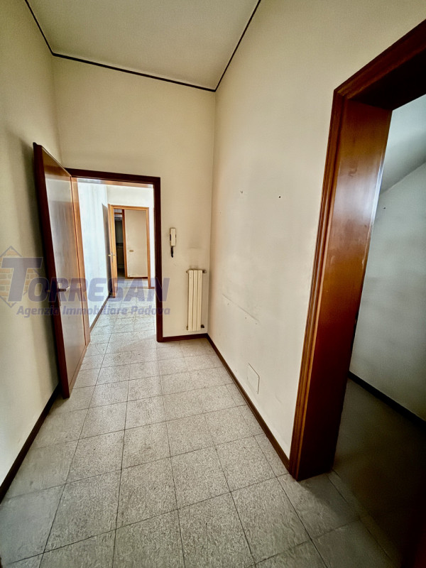 CONSELVE: struttura degli anni 70 dalle ampie dimensioni  , con possibilità di eventuale cambio d...