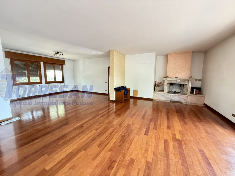 CONSELVE: struttura degli anni 70 dalle ampie dimensioni  , con possibilità di eventuale cambio d...