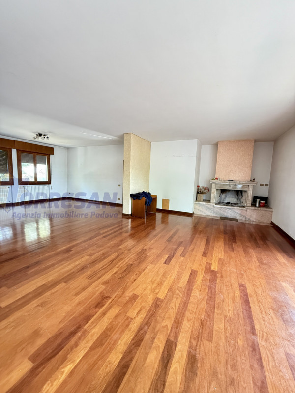 CONSELVE: struttura degli anni 70 dalle ampie dimensioni  , con possibilità di eventuale cambio d...