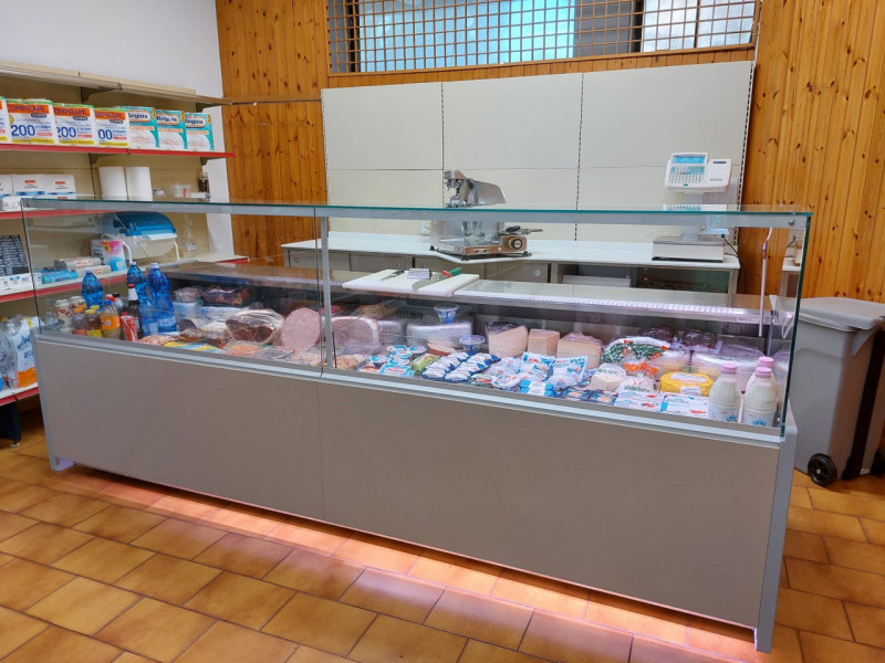 Storico negozio di Albignasego in attività dal 1980. Nato come ortofrutta, attualmente è un picco...