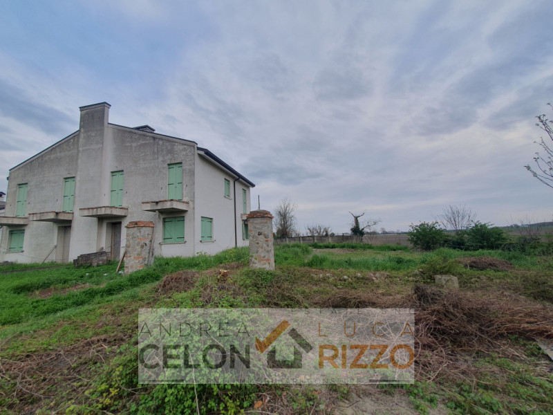 A Pozzonovo, porzione di bifamiliare al grezzo con ampio giardino privato

In una zona tranquilla...