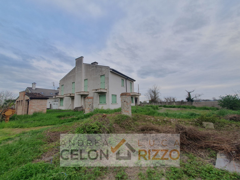 A Pozzonovo, porzione di bifamiliare al grezzo con ampio giardino privato

In una zona tranquilla...