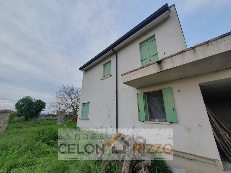 A Pozzonovo, porzione di bifamiliare al grezzo con ampio giardino privato

In una zona tranquilla...