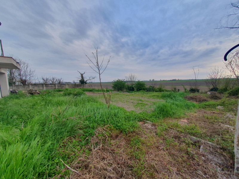 A Pozzonovo, porzione di bifamiliare al grezzo con ampio giardino privato

In una zona tranquilla...