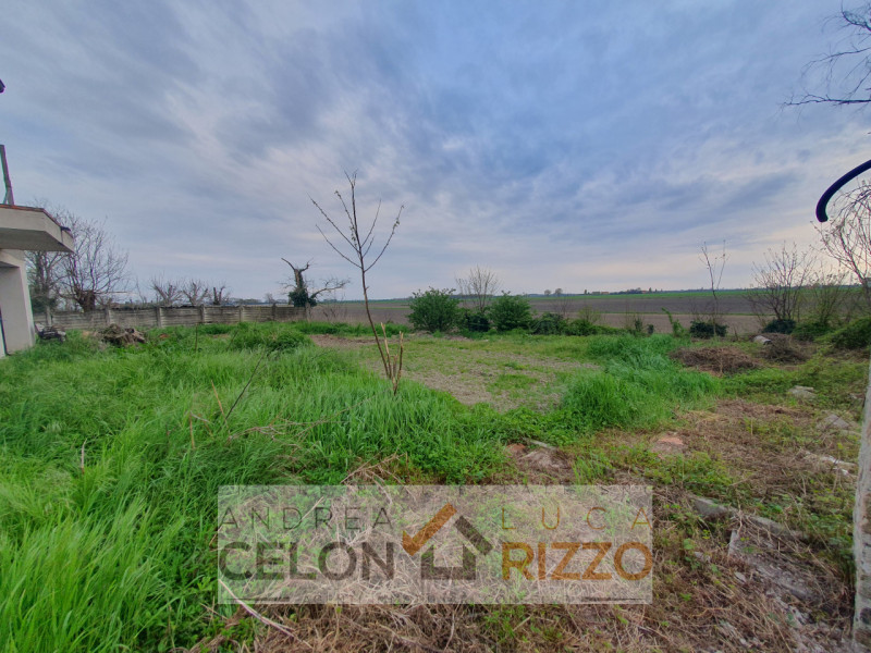 A Pozzonovo, porzione di bifamiliare al grezzo con ampio giardino privato

In una zona tranquilla...