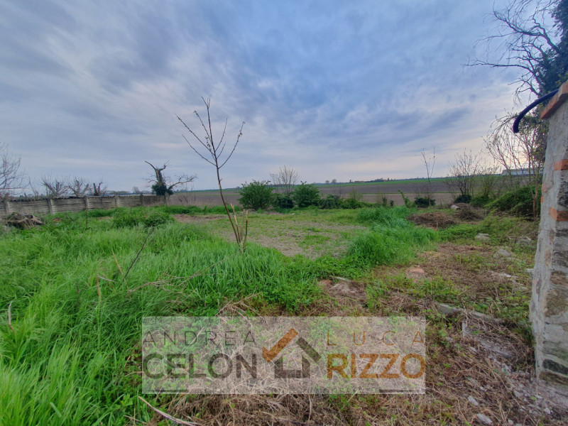 A Pozzonovo, porzione di bifamiliare al grezzo con ampio giardino privato

In una zona tranquilla...