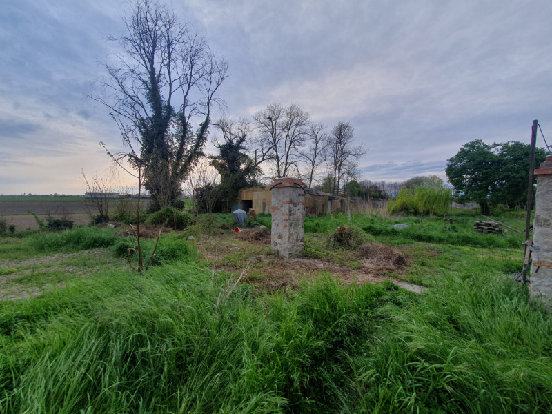 A Pozzonovo, porzione di bifamiliare al grezzo con ampio giardino privato

In una zona tranquilla...