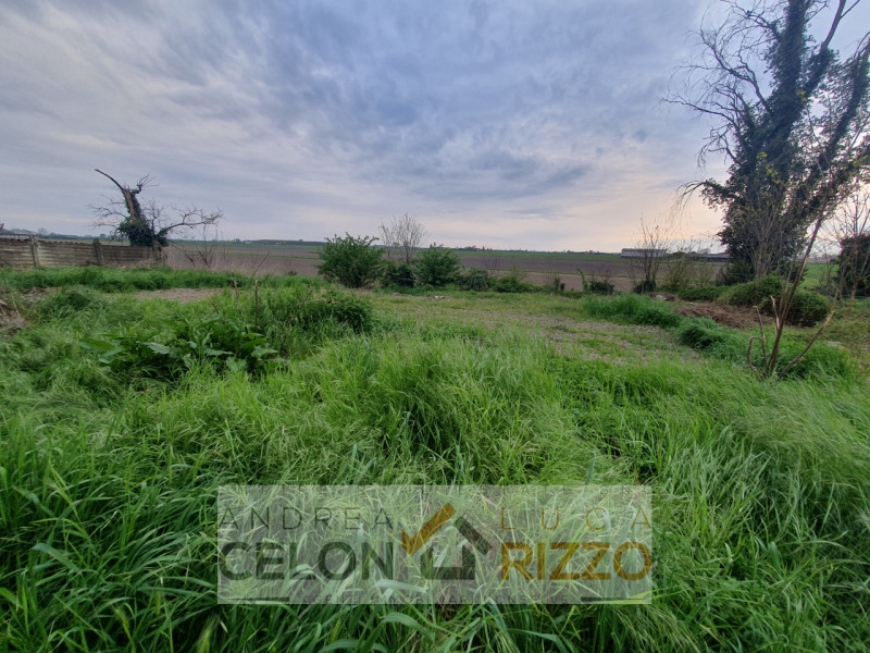 A Pozzonovo, porzione di bifamiliare al grezzo con ampio giardino privato

In una zona tranquilla...