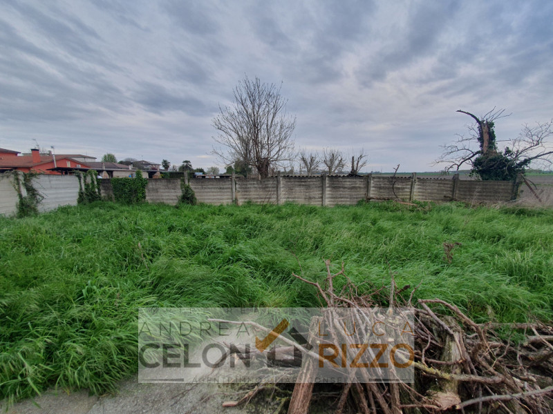 A Pozzonovo, porzione di bifamiliare al grezzo con ampio giardino privato

In una zona tranquilla...
