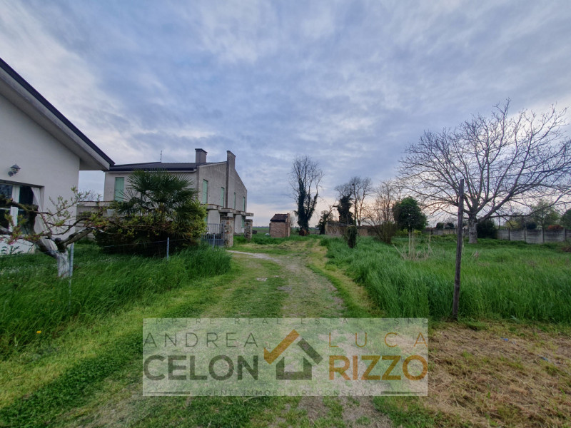 A Pozzonovo, porzione di bifamiliare al grezzo con ampio giardino privato

In una zona tranquilla...