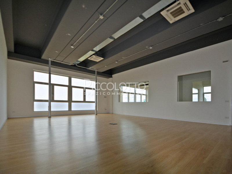 Rif. A5264 - Montebelluna, uffici di pregio disponibili in locazione, situati in posizione strate...