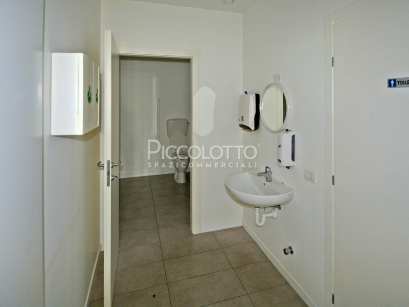 Rif. A5264 - Montebelluna, uffici di pregio disponibili in locazione, situati in posizione strate...