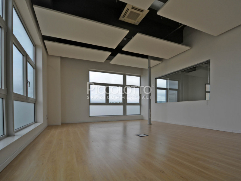 Rif. A5264 - Montebelluna, uffici di pregio disponibili in locazione, situati in posizione strate...