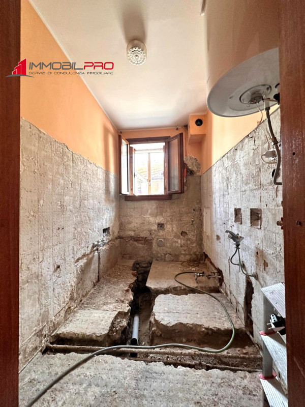 In una zona tranquilla e ben servita, a pochi passi dal centro, proponiamo in vendita una caratte...