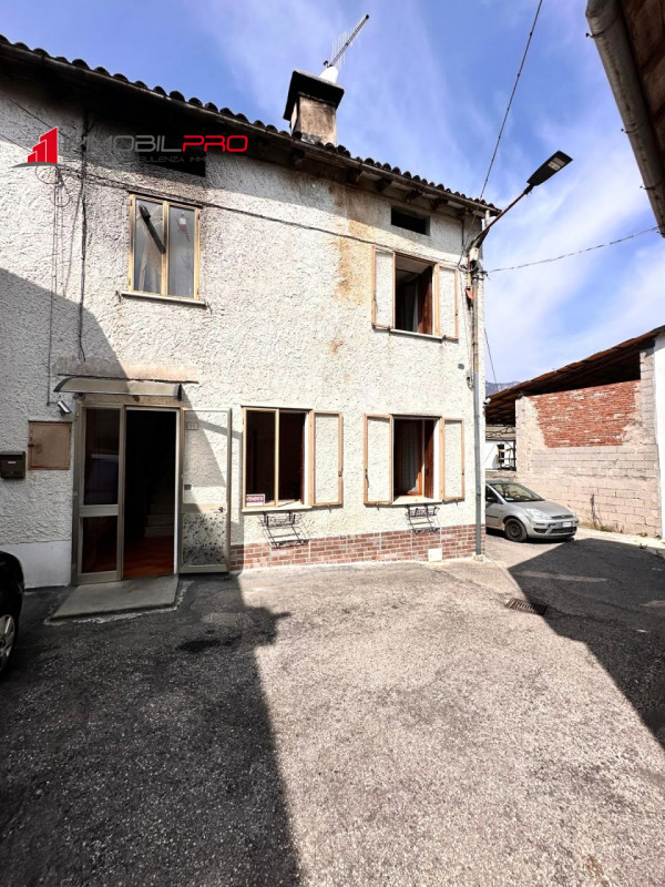 In una zona tranquilla e ben servita, a pochi passi dal centro, proponiamo in vendita una caratte...