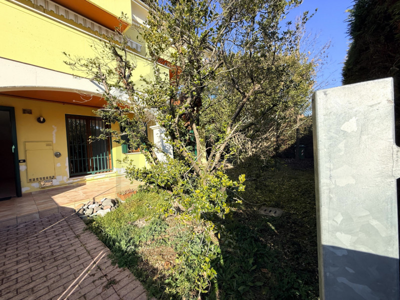 ABANO TERME - Situato in una splendida ed esclusiva posizione centrale, a pochi passi dalla vivac...