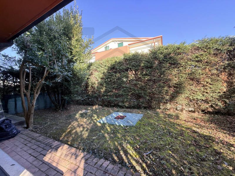 ABANO TERME - Situato in una splendida ed esclusiva posizione centrale, a pochi passi dalla vivac...