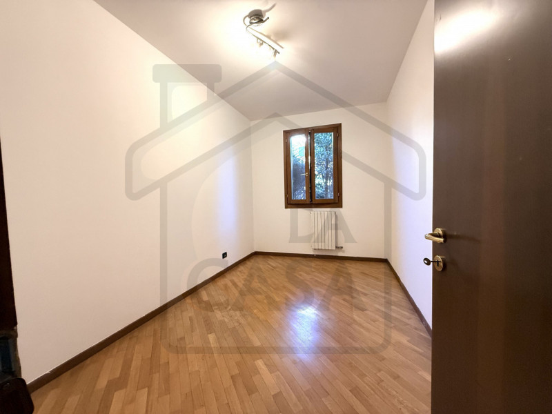 ABANO TERME - Situato in una splendida ed esclusiva posizione centrale, a pochi passi dalla vivac...