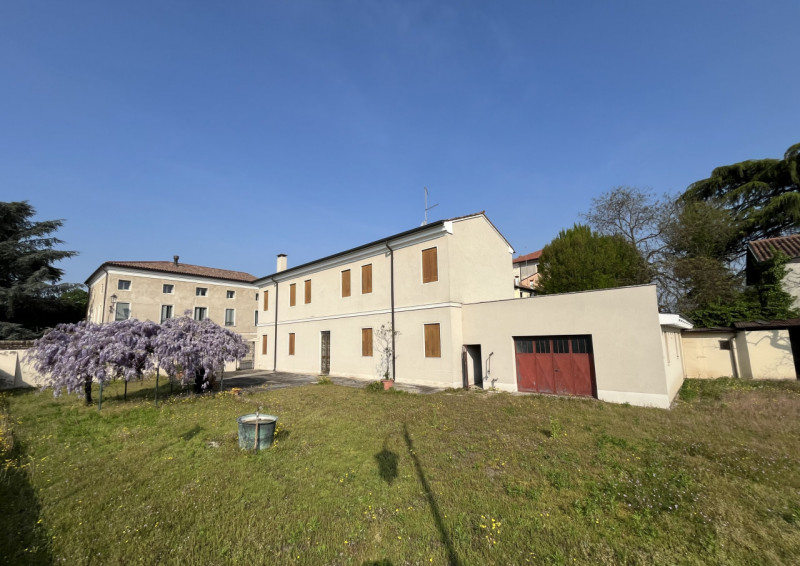 NOVENTA VICENTINA. Centro storico, affacciata su ottimo giardino antistante, signorile casa tipic...
