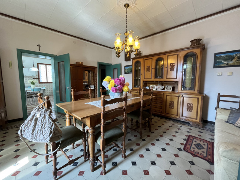 NOVENTA VICENTINA. Centro storico, affacciata su ottimo giardino antistante, signorile casa tipic...