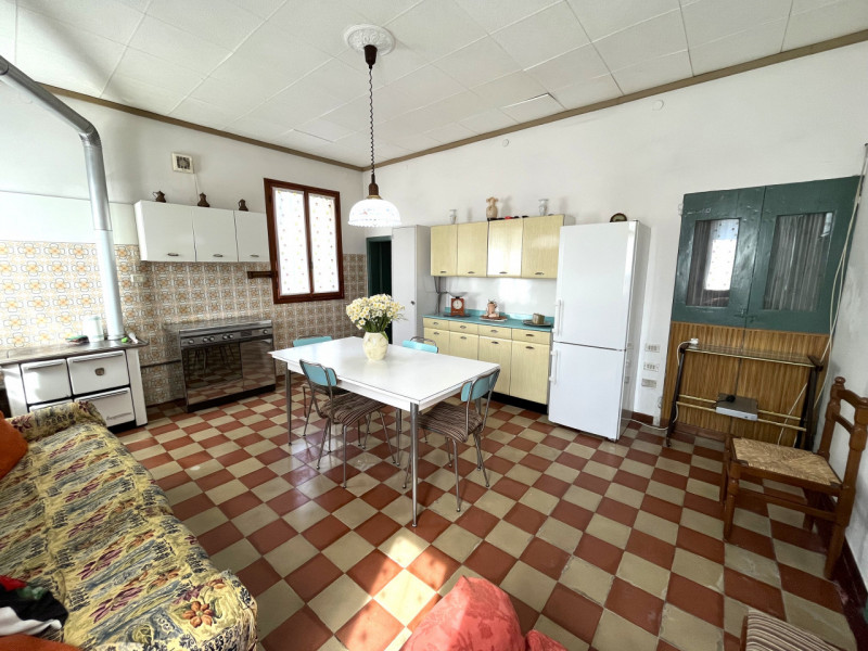 NOVENTA VICENTINA. Centro storico, affacciata su ottimo giardino antistante, signorile casa tipic...