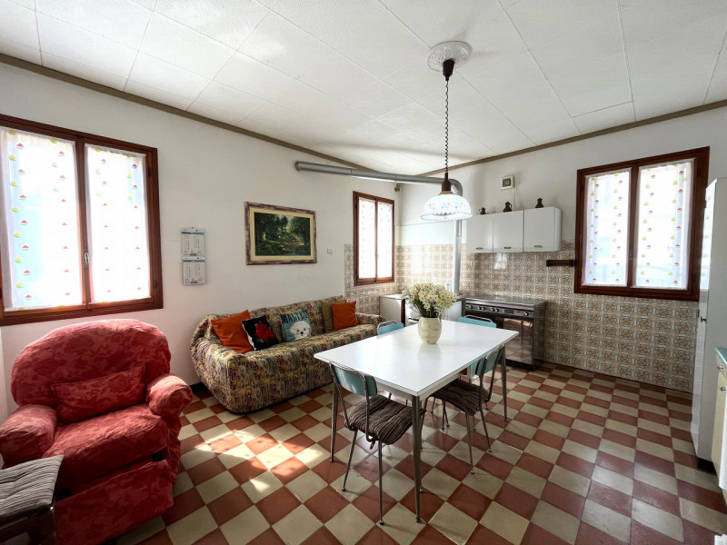 NOVENTA VICENTINA. Centro storico, affacciata su ottimo giardino antistante, signorile casa tipic...