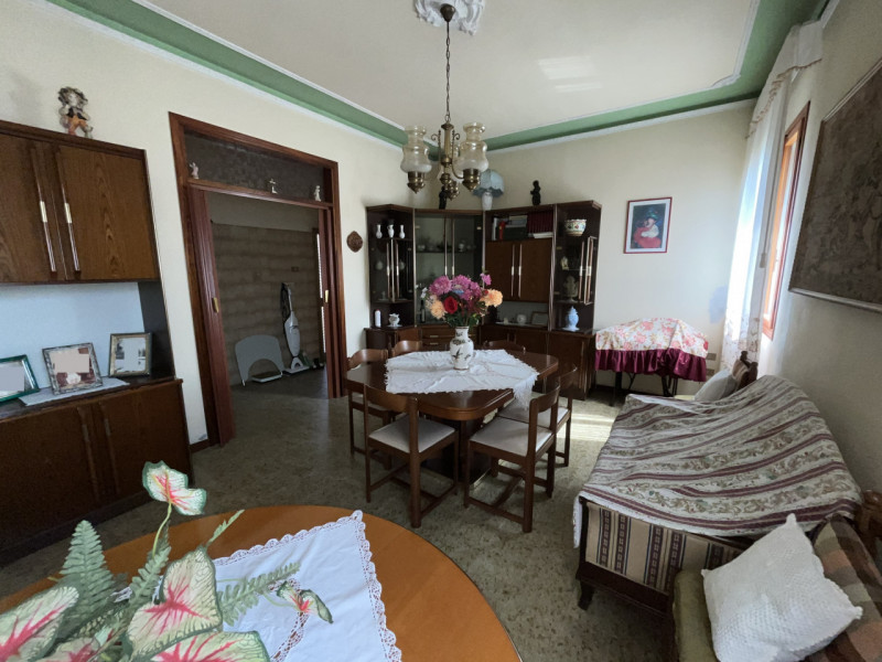 NOVENTA VICENTINA. Centro storico, affacciata su ottimo giardino antistante, signorile casa tipic...